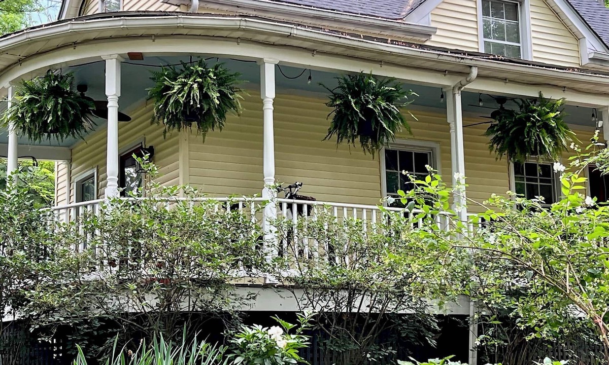 Boyce Cottage | Charming 2-bedroom cottage with WiFi, AC in delightful Boyce