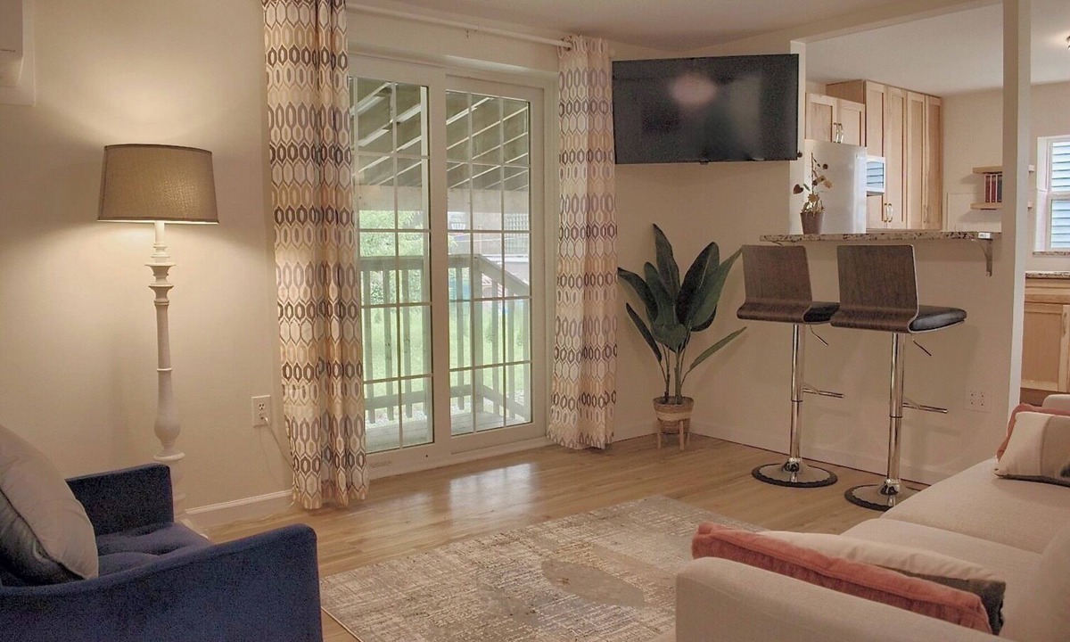 Ranshaw Cottage | Charming 2-bedroom creek-side cottage with covered parking!