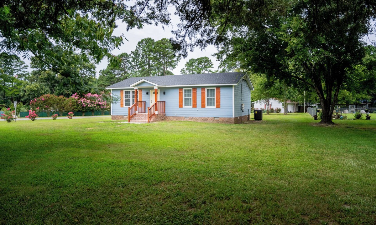 Wake County Other | Charming 2-bedroom farmhouse in nice Wendell with AC, WiFi