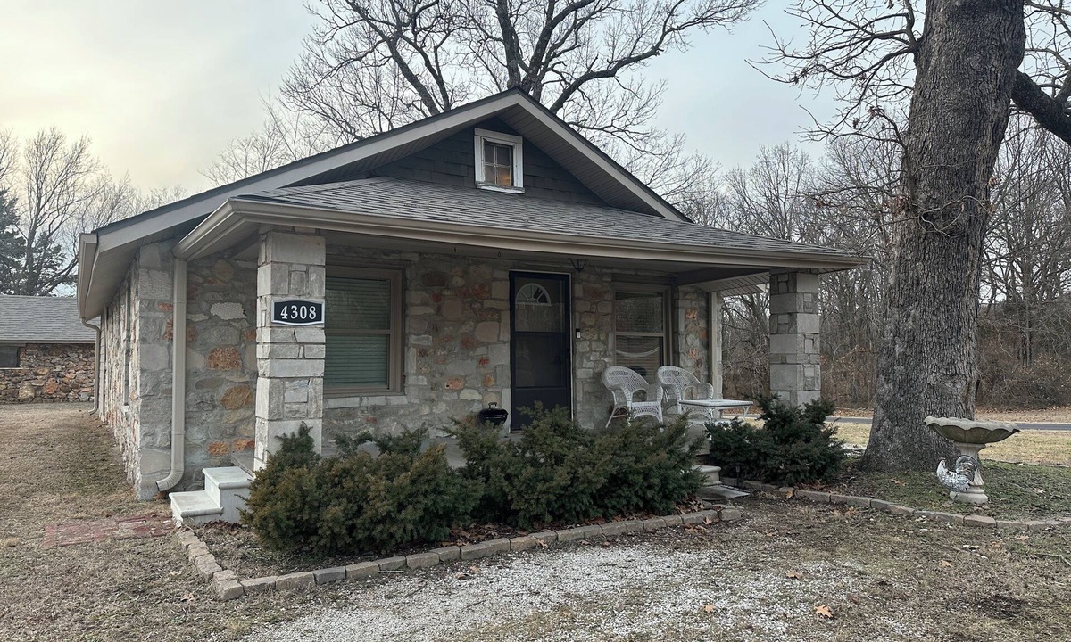 Joplin Other | Charming 2-bedroom farmhouse in peaceful Joplin