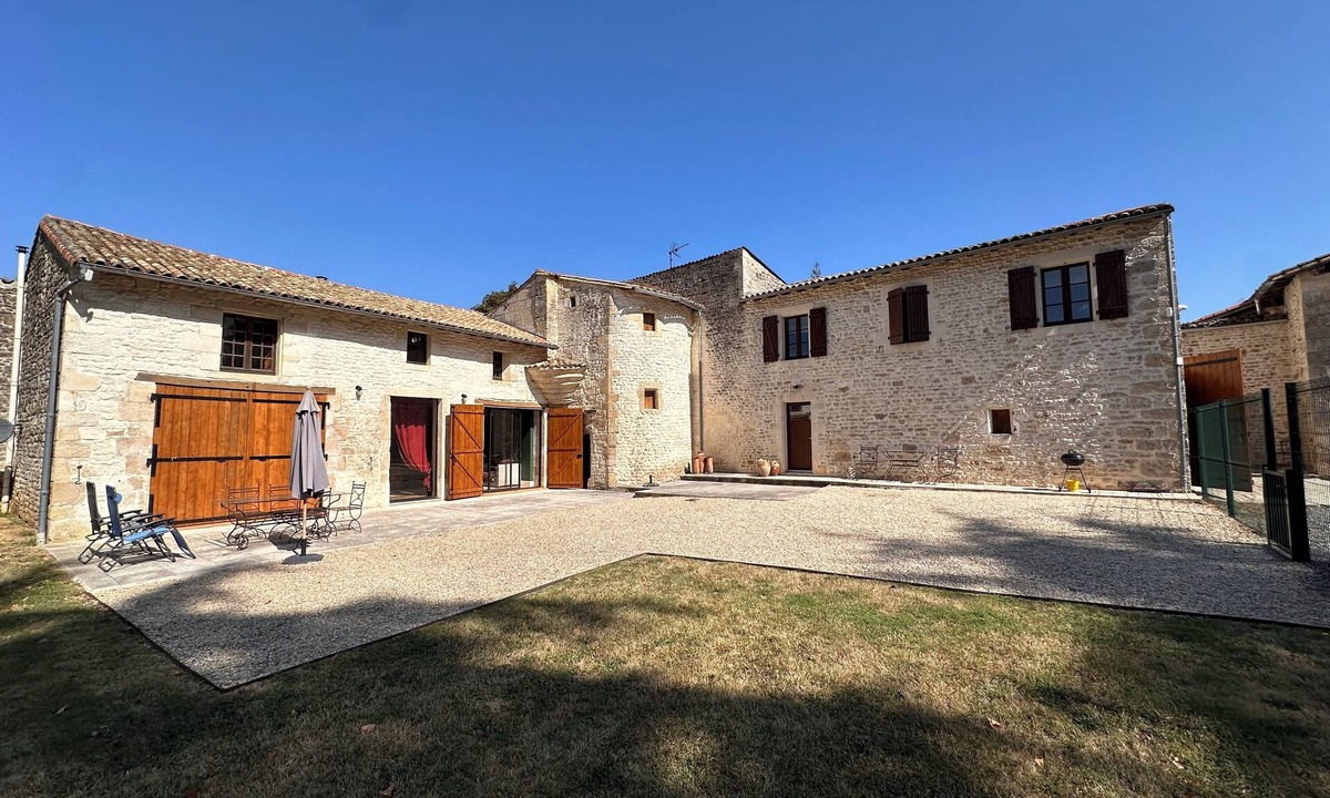 North district Other | Charming 2-bedroom Gite in peaceful Niort - WiFi, 10 mins from City Center
