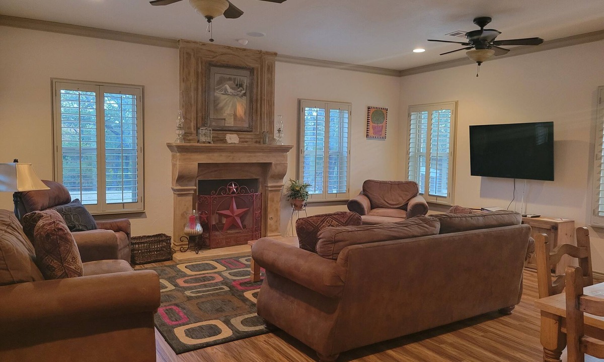 Agnes House | Charming 2-bedroom house on 40 acres in Springtown with pond