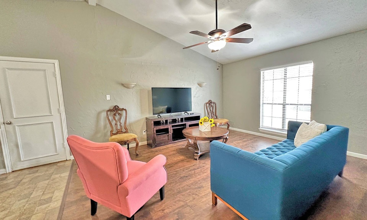 The Colony House | Charming 2-bedroom house with AC, WiFi in wonderful The Colony