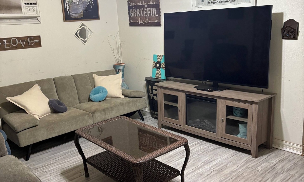 Plainview House | Charming 2-bedroom house with WiFi, in lovely Plainview. Perfect for a family.