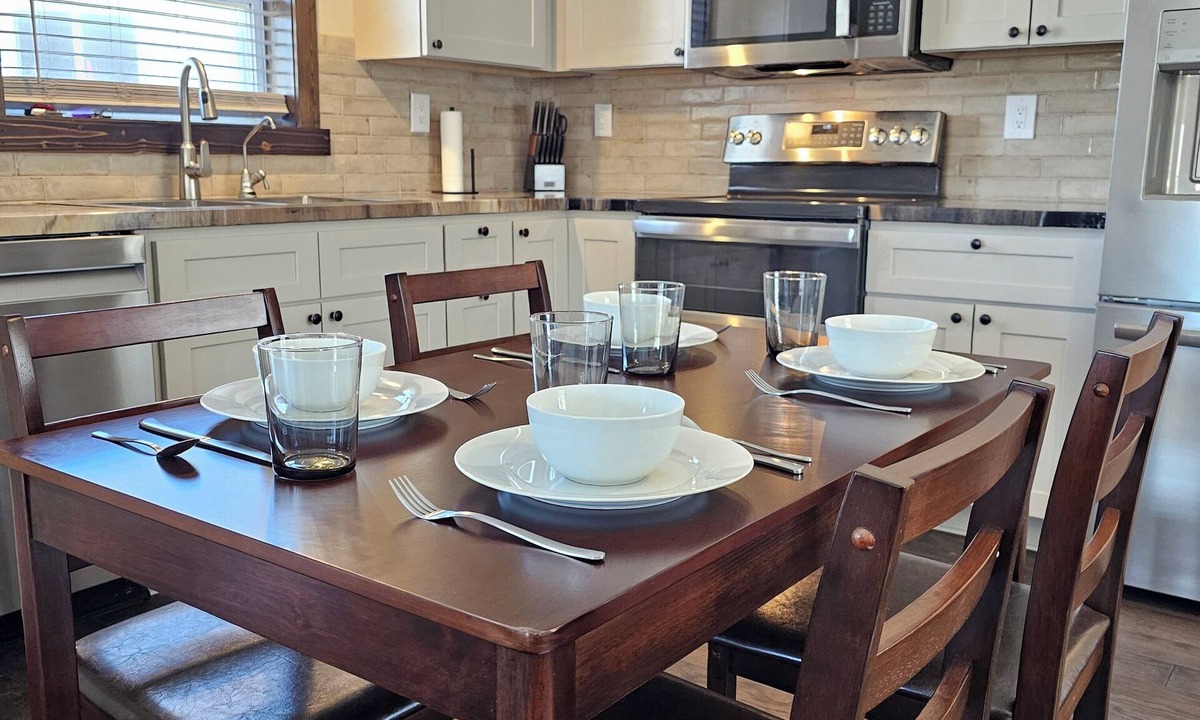 Inavale House | Charming 2-bedroom house with WiFi, AC in Red Cloud