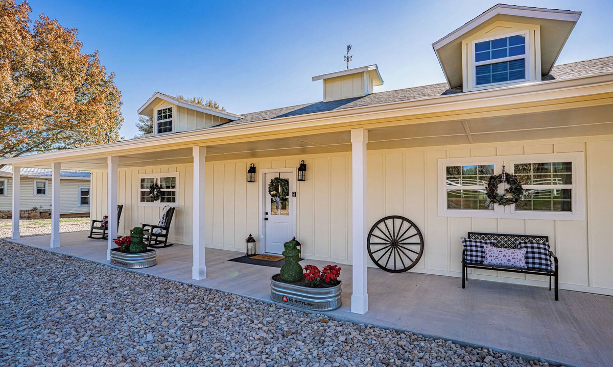 Dennis House | Charming 2-bedroom house in delightful Granbury with WiFi, AC
