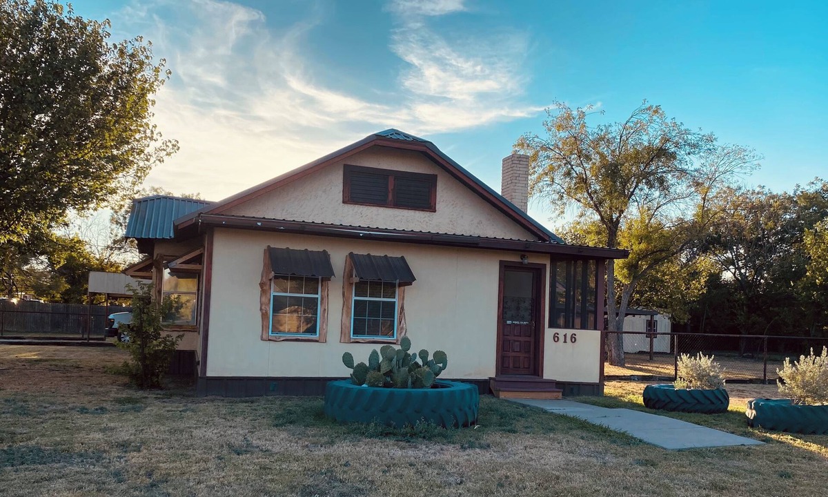 Coleman House | Charming 2-bedroom house in Coleman with AC and WiFi. Sleeps 7 & no pets.