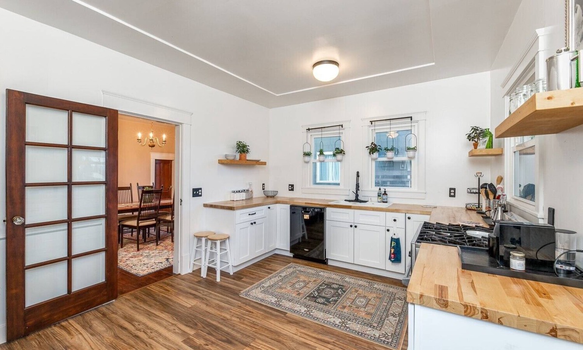 Everett House | Charming 2-bedroom house in nice Everett with AC, WiFi