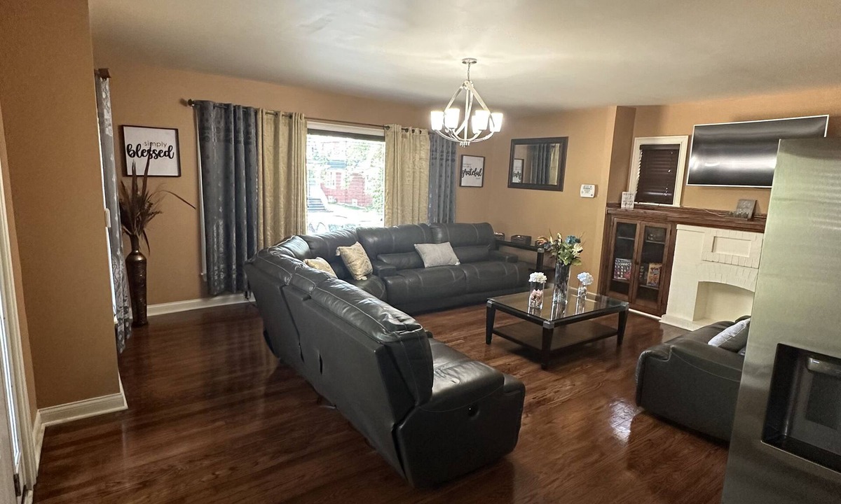 Maywood House | Charming 2-bedroom house in Maywood with WiFi, AC full basement with sofa bed