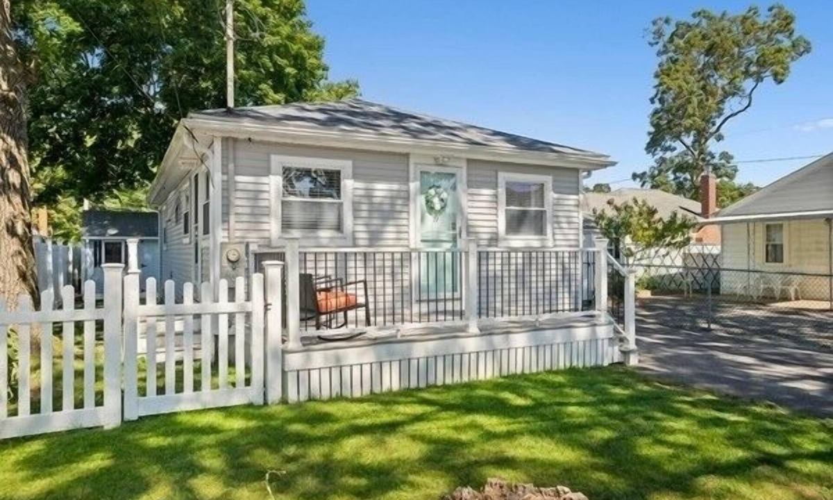Wareham Cottage | Charming 2-bedroom house in Swift Beach Wareham.