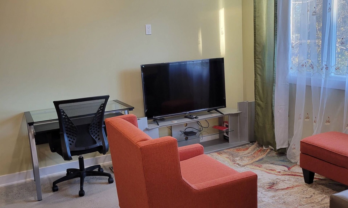Ottawa Division House | Charming 2-bedroom house in nice Ottawa with AC