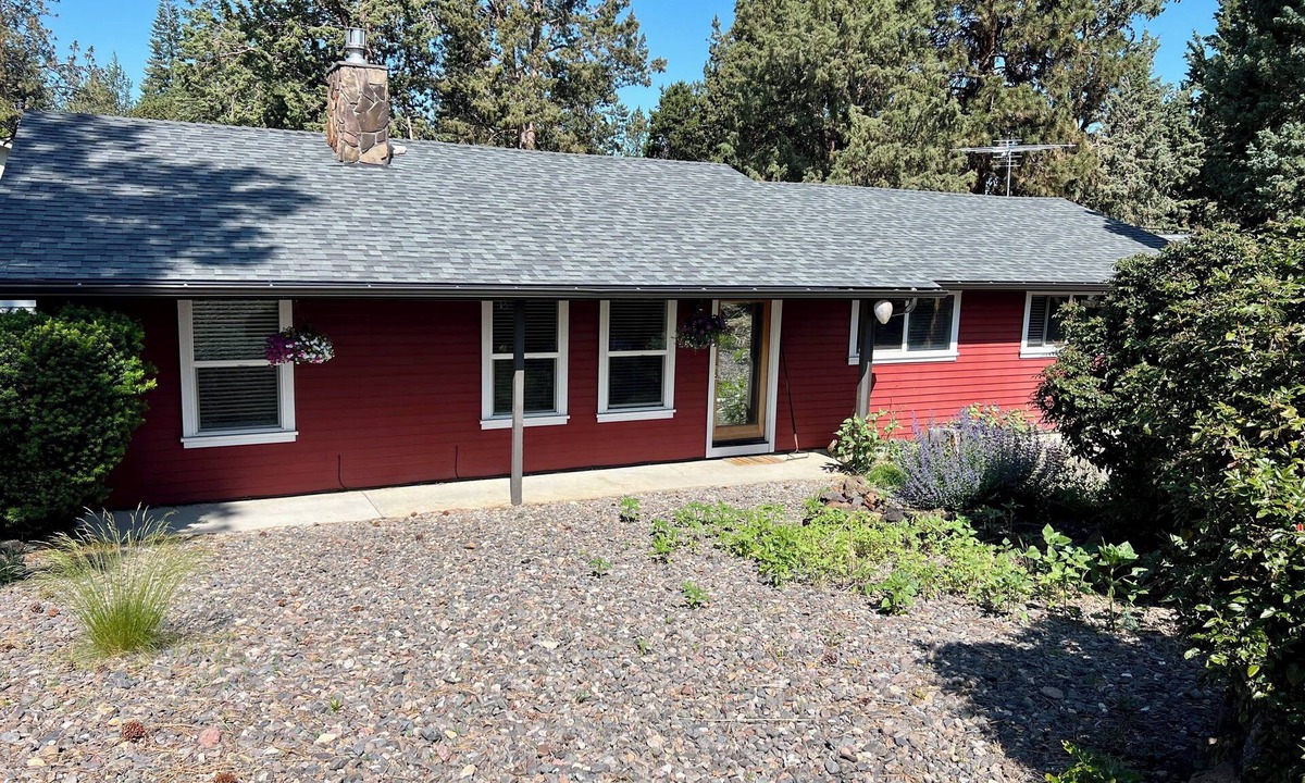 Larkspur House | Charming 2-bedroom house in pleasant Bend