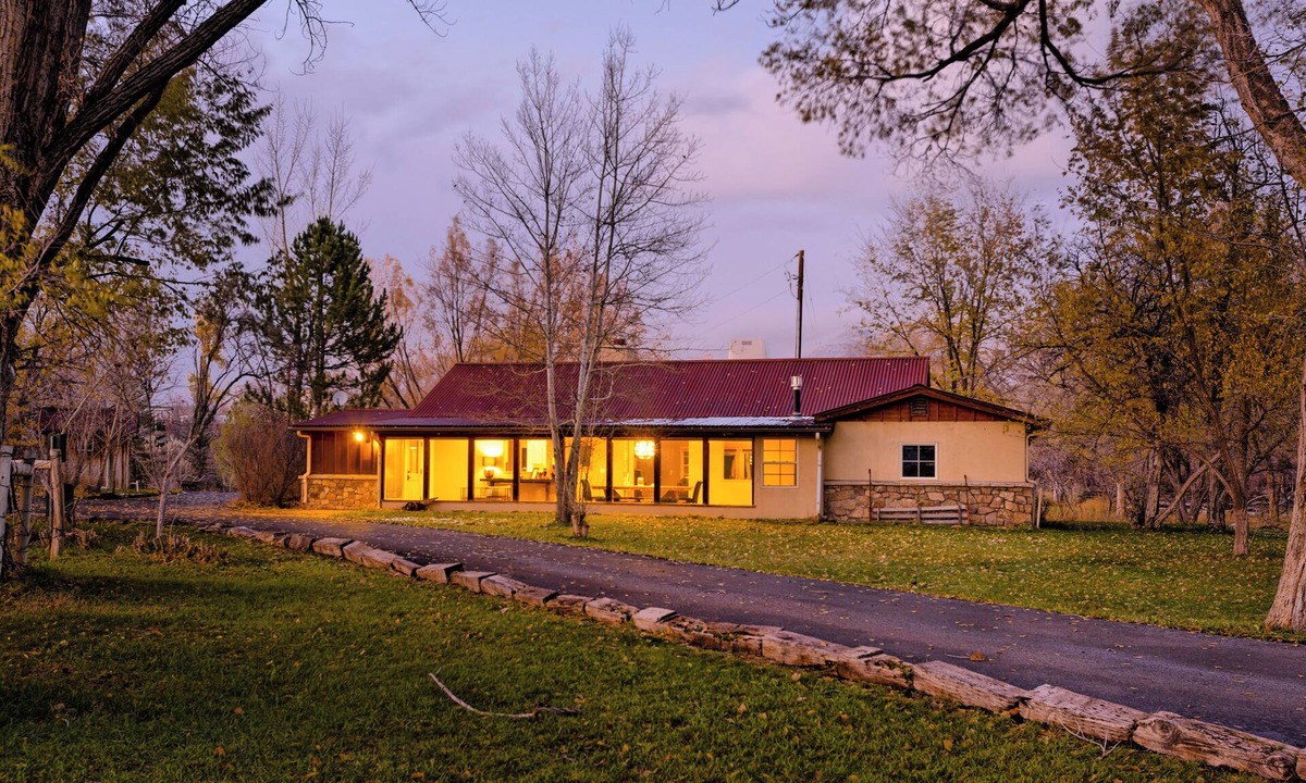 Silt House | Charming 2-bedroom house in park-like setting