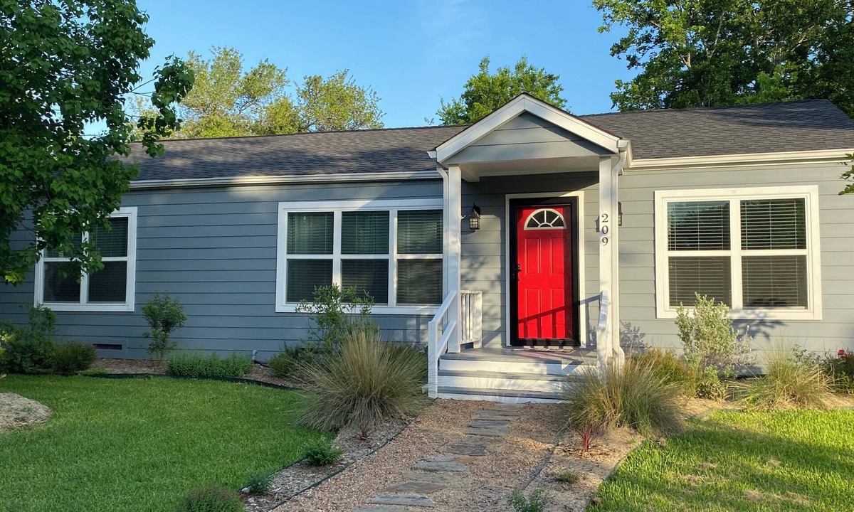 College Station House | Charming 2-bedroom house with fenced backyard in Bryan