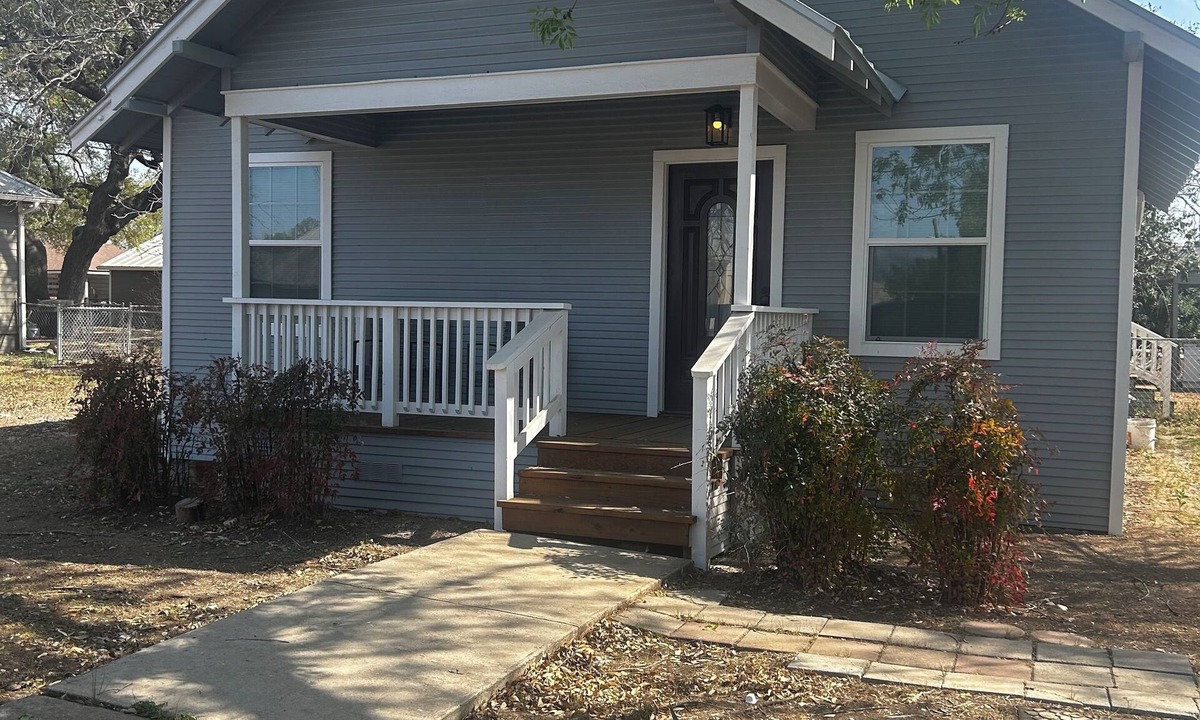 Hondo House | Charming 2-bedroom house with Heat, AC, Cable, WiFi in peaceful Hondo