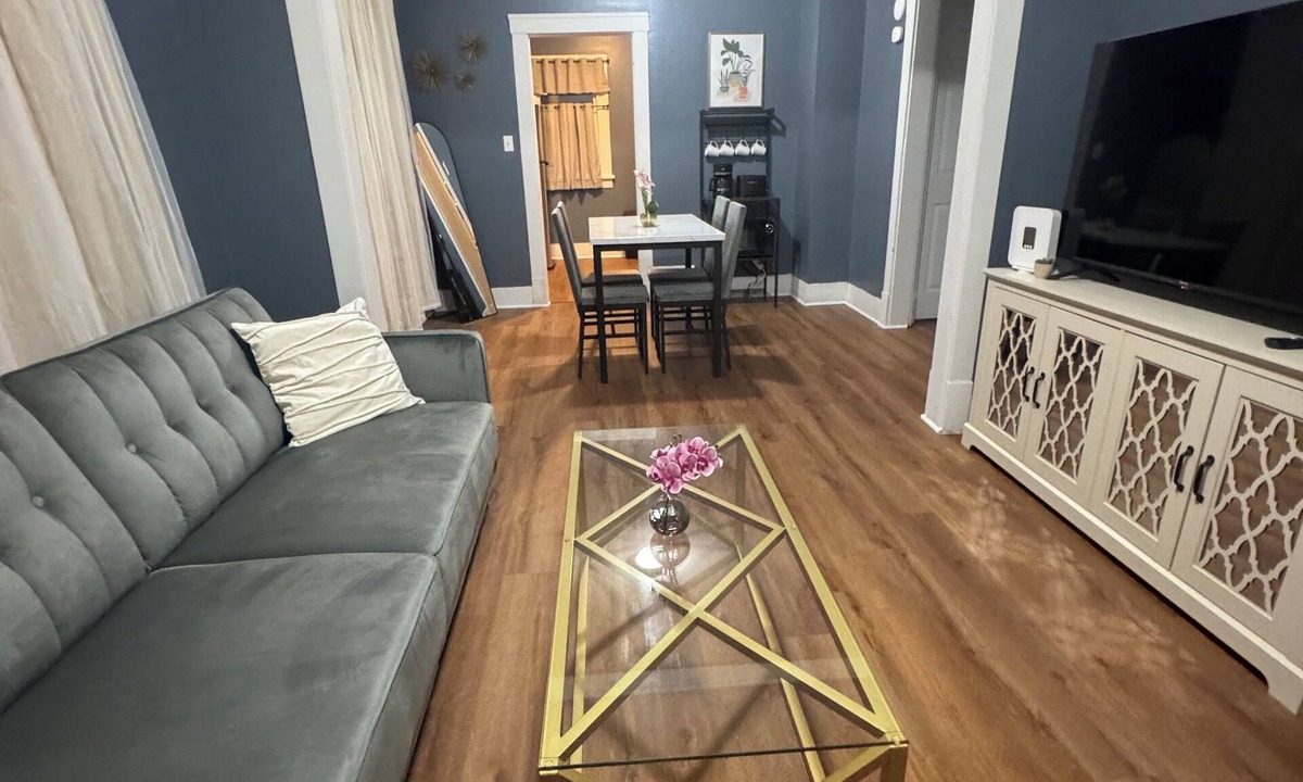 Peoria House | Charming 2-bedroom house with WiFi, AC in 6 minutes OSF in Peoria