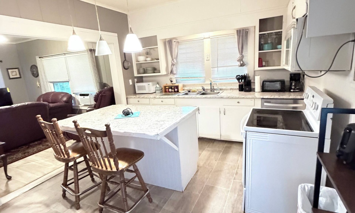 Warren House | Charming 2-bedroom house in peaceful Warren with AC, WiFi