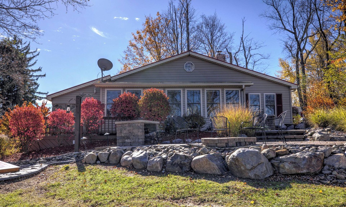 Lisbon House | Charming 2-bedroom lake front property that is family friendly.