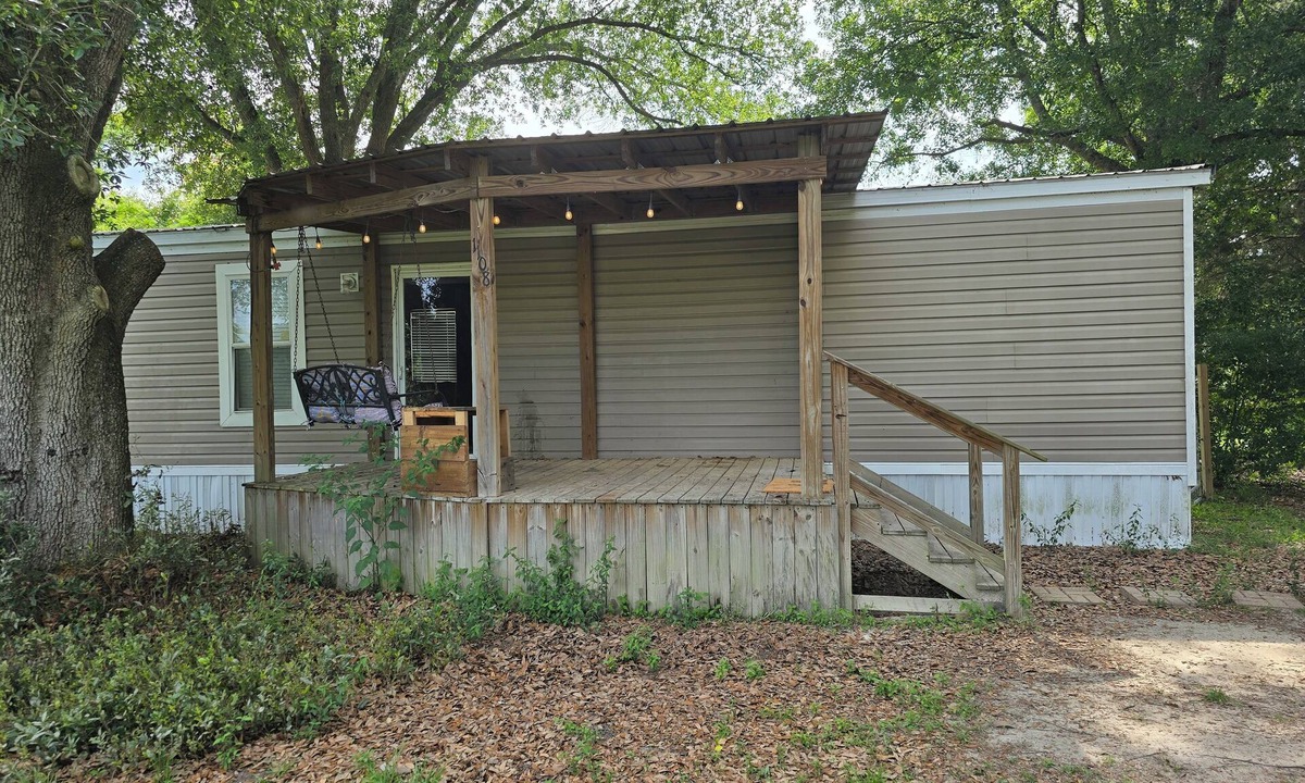 Cottondale House | Charming 2-bedroom mobile home on a REAL WORKING FARM!