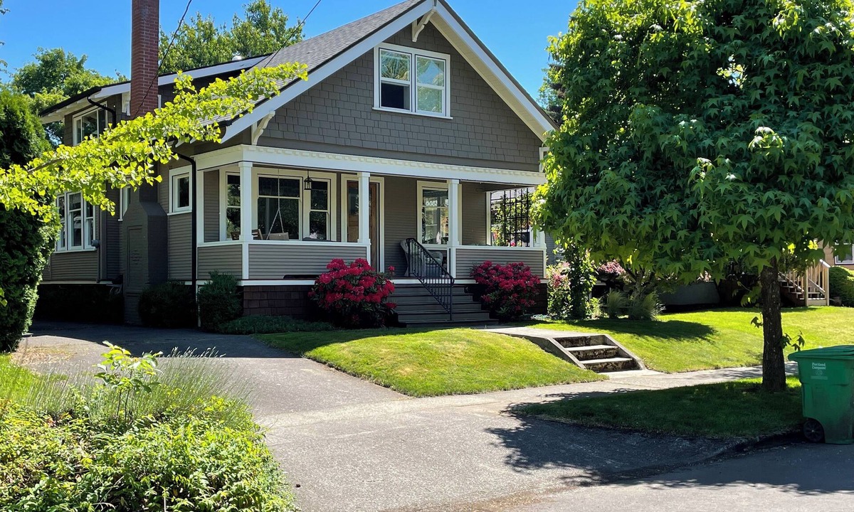 Sellwood-Moreland House | Charming 2-bedroom renovated craftsman house in desirable Sellwood neighborhood