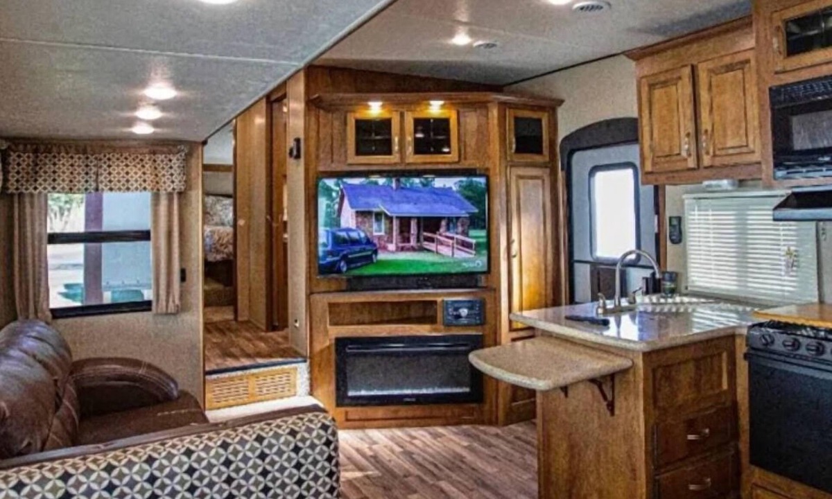 Beverly Hills House | Charming 2-bedroom RV with AC, WiFi in vibrant Waco, choose resort location