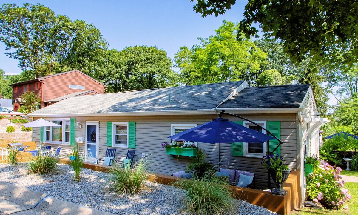 Highlands Cottage | Charming 2-bedroom shore cottage with free parking