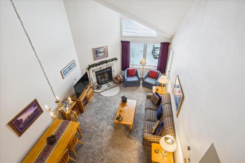 Killington House | Charming 2-Bedroom Slopeside at Pico Mountain E304