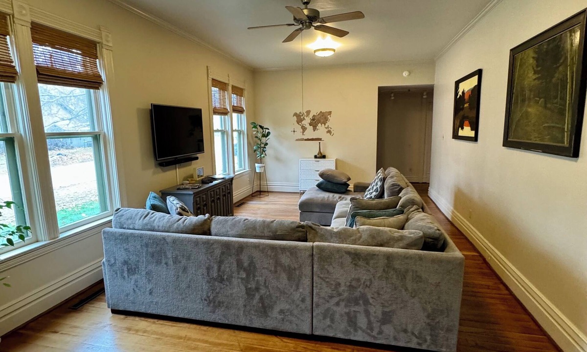 Hamilton House | Charming 2 bedroom, south side Hamilton home!