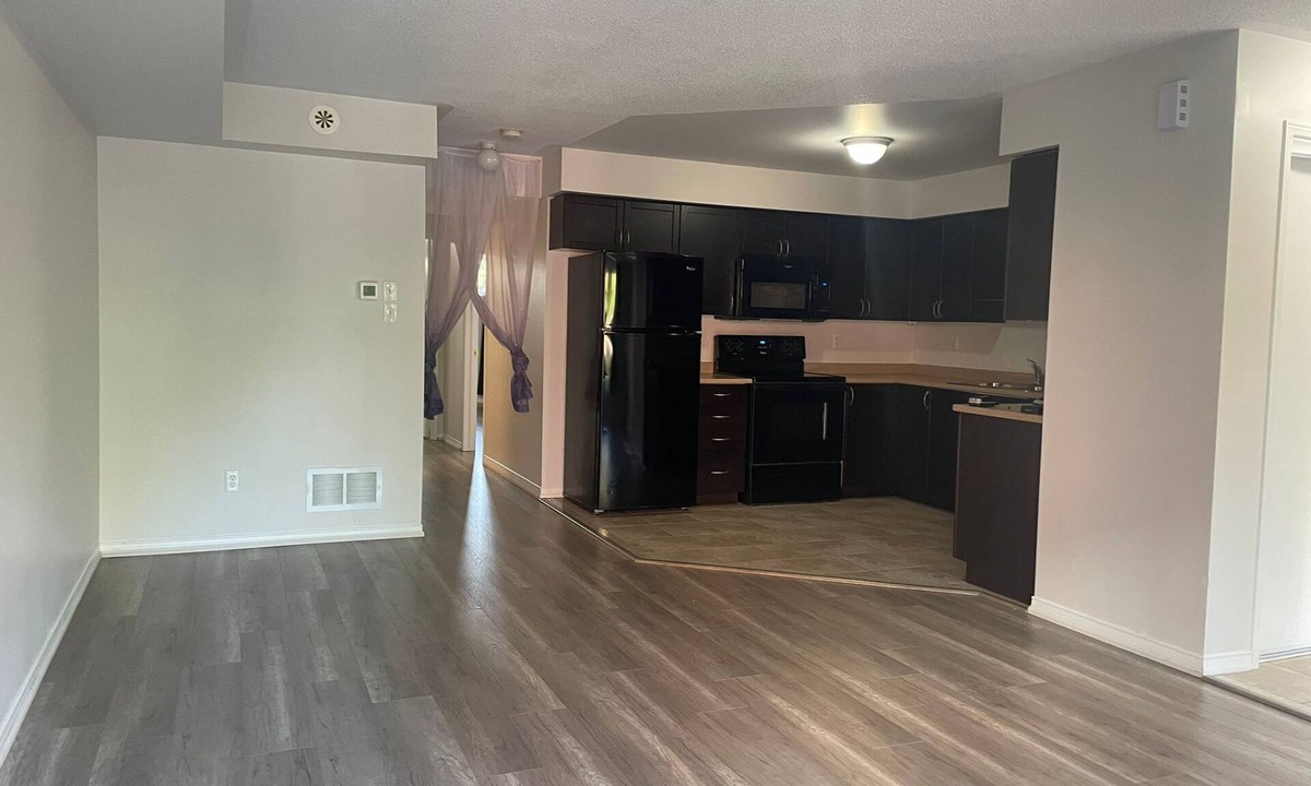 Oakville House | Charming 2-bedroom townhome with AC and WiFi in Oakville