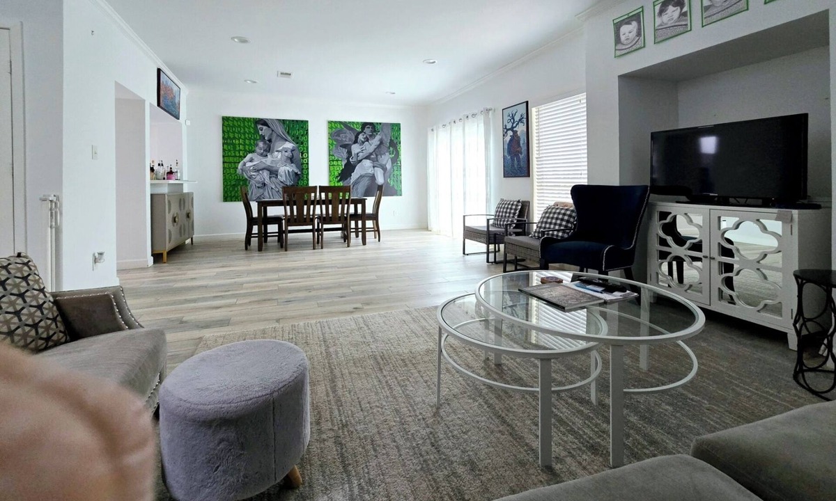 George Bush Park/Eldridge House | Charming 2-bedroom townhome in energy corridor, FULL of light