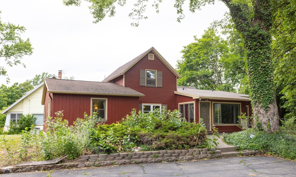 West Irondequoit Other | Charming 2-bedroom farmhouse w Jacuzzi