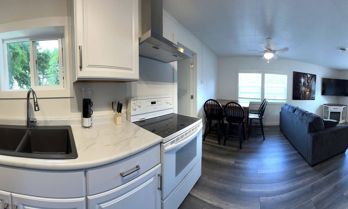 Pelican Lake Cottage | Charming 2-bedroom cottage with WiFi and AC in brilliant Pelican Lake