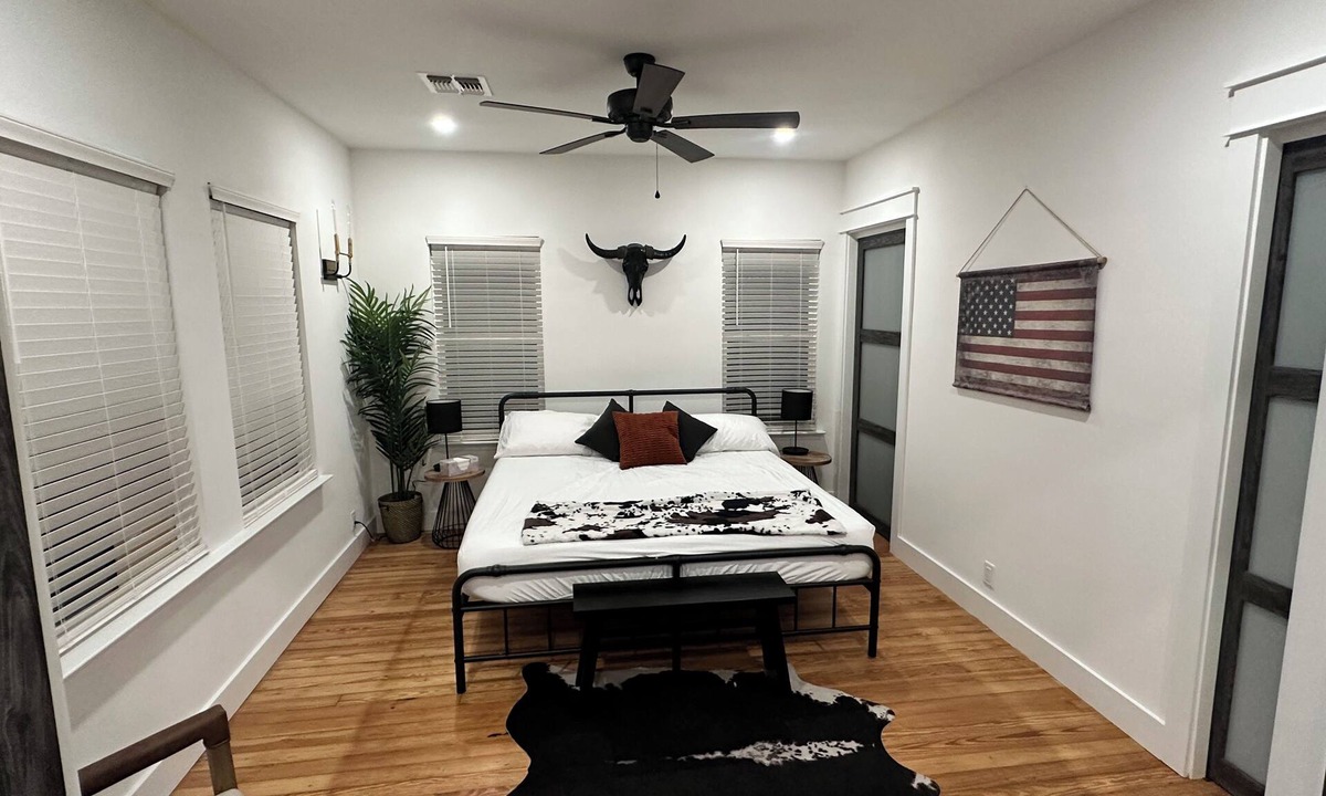 Highland Park House | Charming 2-bedroom house in marvelous San Antonio with AC, WiFi