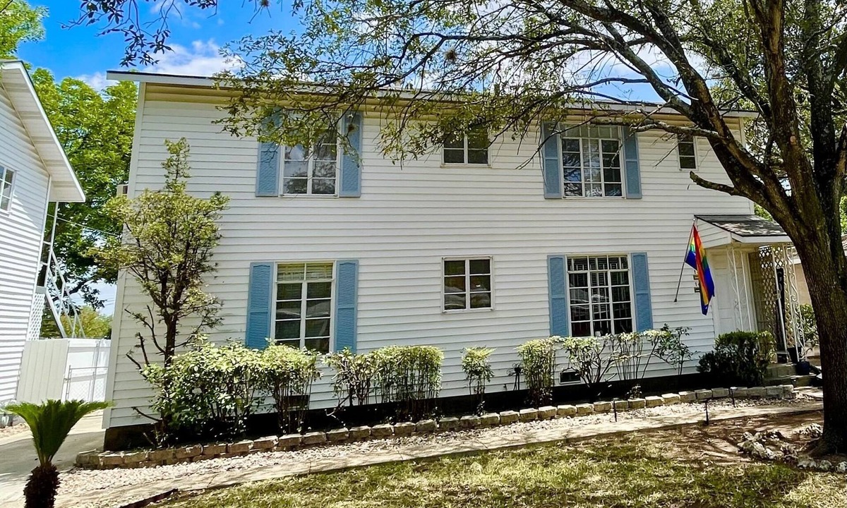 Highland Park Apartment | Charming 2 Bedroom! Pet Friendly!