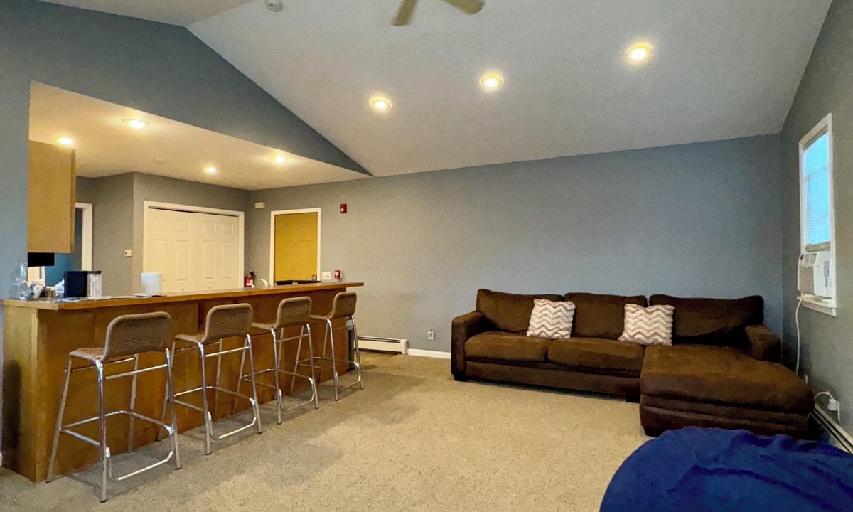 Seneca Falls Apartment | Charming 2-bedroom apartment with WiFi, AC in fabulous Seneca Falls