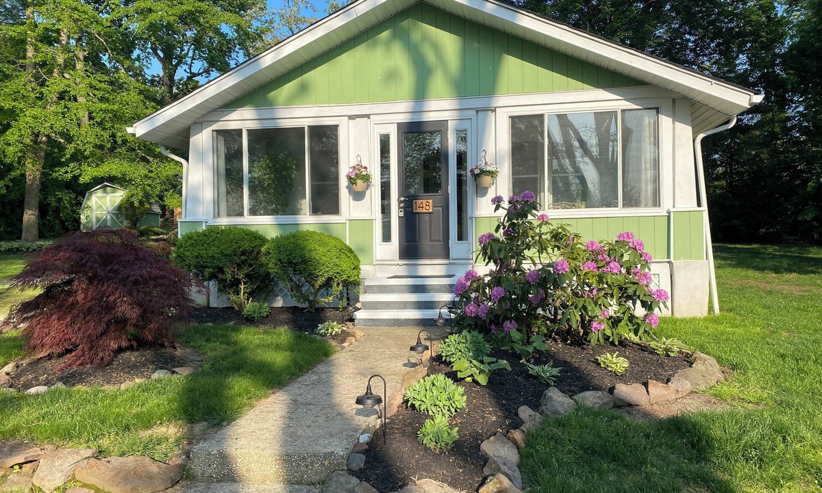 North East Cottage | Charming 2-bedroom water oriented cottage with water access