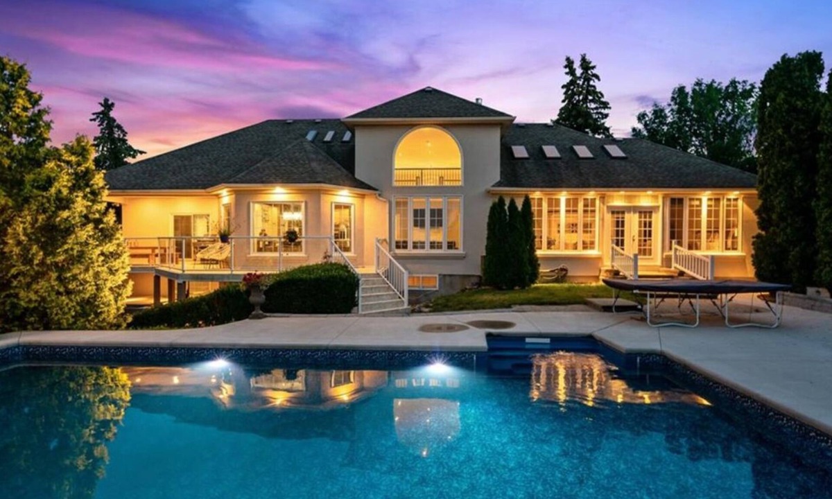 St. Davids Bed & Breakfast | Charming 2 bedroom bed & breakfast in fabulous Niagara-on-the-Lake with pool