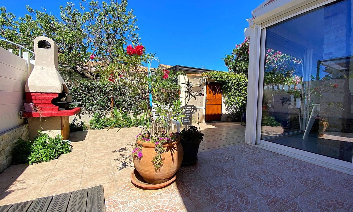 Les Ayguades House | Charming 2-Room House, 4 Sleeps, A/C, Terrace, BBQ, Near Beach and Shops, Pet-Friendly