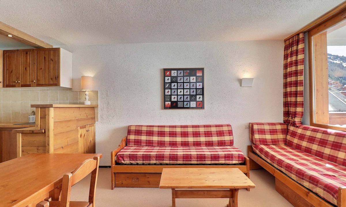 Meribel-Mottaret Apartment | Charming 2-Room, South Balcony, Ski-In/Ski-Out