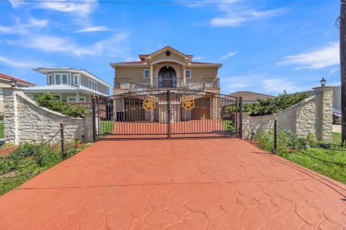 Dickinson House | Charming 2 Story Retreat home