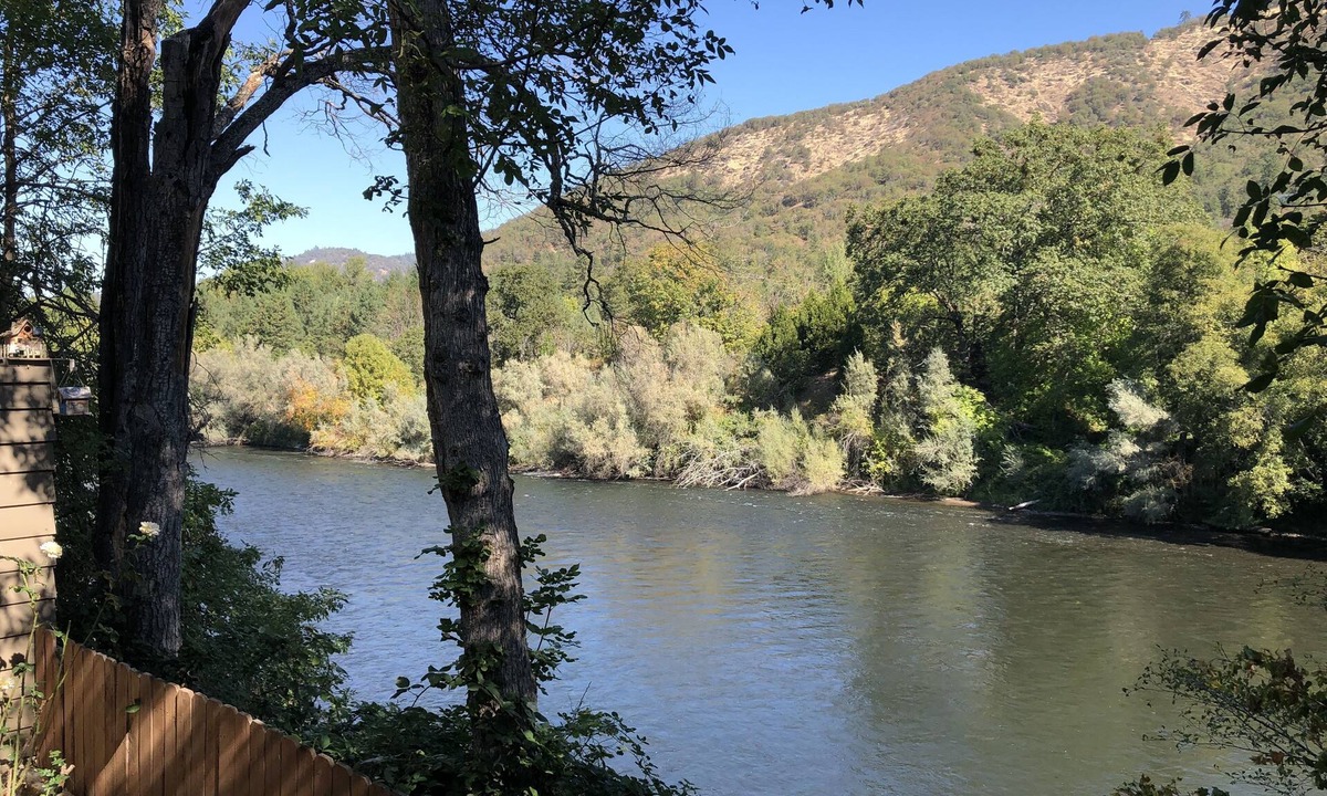 Gold Hill House | Charming 2bed/2bath home with covered deck right on the beautiful Rogue River