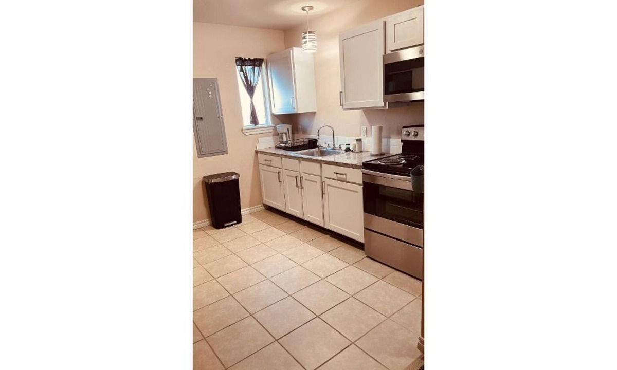 Lawton House | Charming 2Bedroom! Close to Ft Sill/Hospital!