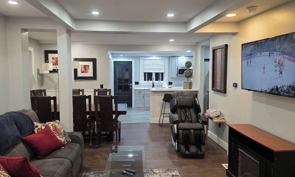 Tonawanda House | Charming 2bedroom house in adorable Tonawanda with balcony overlooking the river