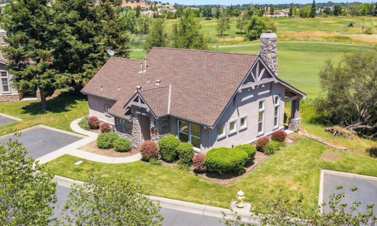 Saddle Creek House | Charming 2BR/2BA Golf Bungalow with AC, WiFi, Restaurant, Community Pool/Gym