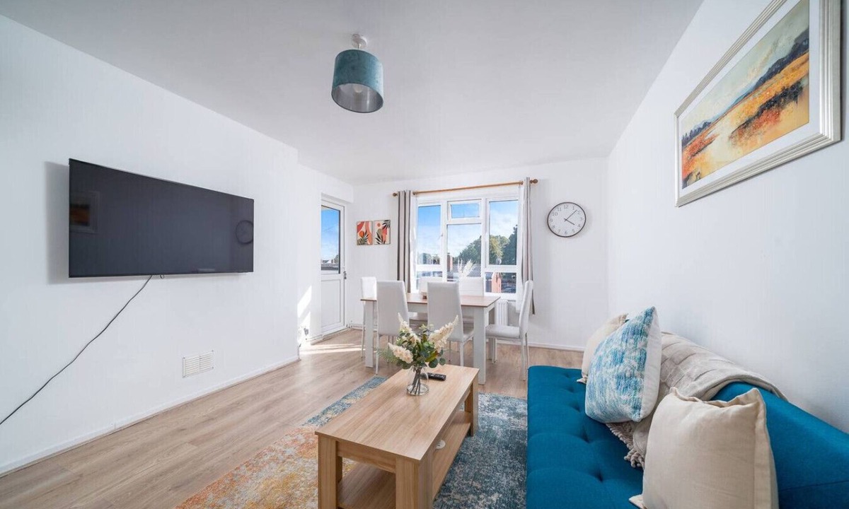 Langley Marish Apartment | Charming 2BR Apt | Heathrow Nearby