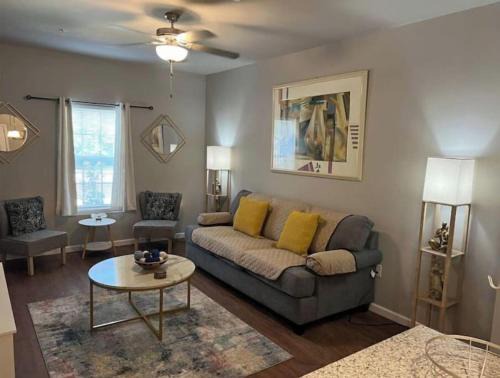 Valdosta Apartment | Charming 2BR Easy Access to VSU, SGMC & Downtown