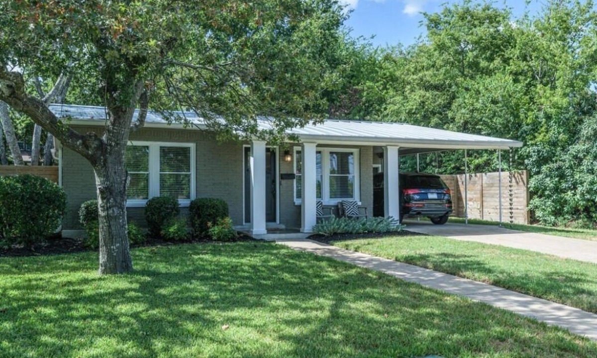 Allandale House | Charming 2BR Retreat - Prime Location in central Austin; spacious yard.
