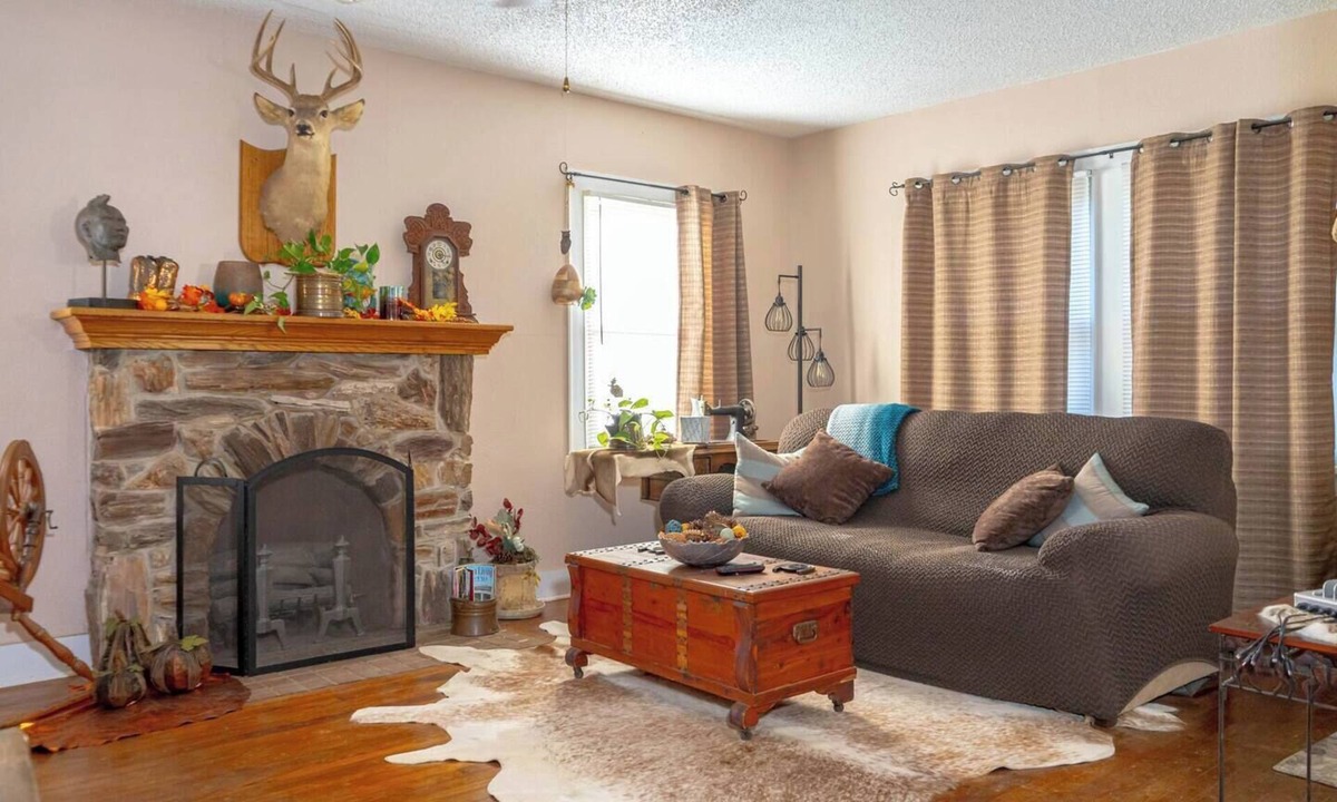 Saint Jo House | Charming 2BR Saint Jo retreat, just minutes from top Texas wineries. Perfect for wine lovers, nature enthusiasts, or a peaceful escape. Explore WinStar Casino, Lake Murray, or nearby wineries, then unwind on the relaxing patio.