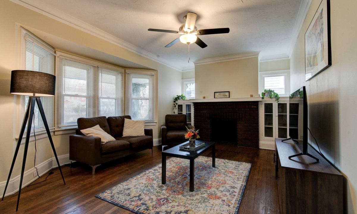 Cleveland Apartment | Charming 2BR 1 bath in the heart of CLE Heights