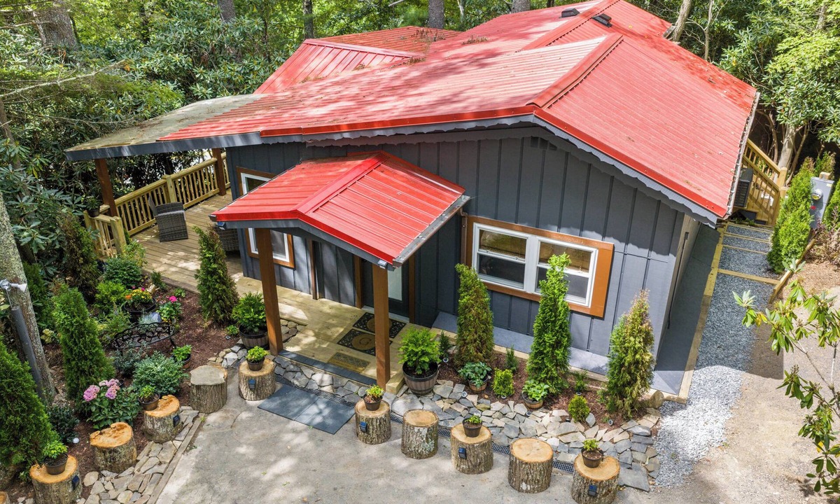 Newland Cabin | Charming 3/2 Cabin , Ski, Fire-Pit, AC & Resort-Style Amenities